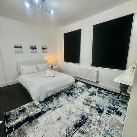 House By Araminta Houslow Apartment เฮาน์สโลว์ ภายนอก รูปภาพ