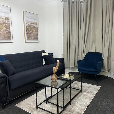 House By Araminta Houslow Apartment เฮาน์สโลว์ ภายนอก รูปภาพ