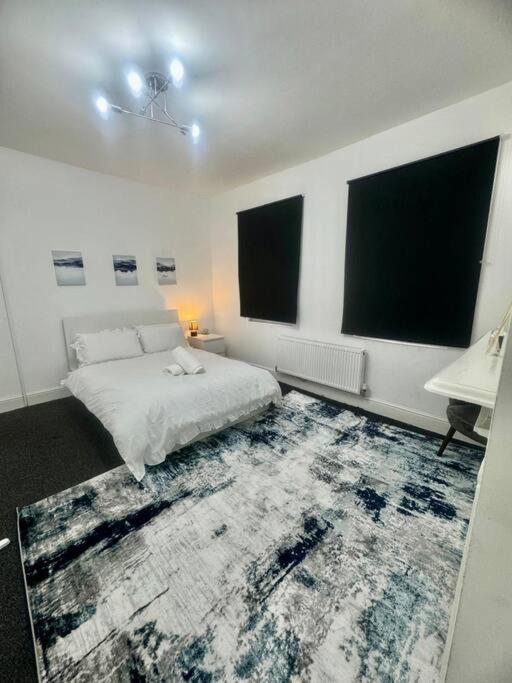 House By Araminta Houslow Apartment เฮาน์สโลว์ ภายนอก รูปภาพ