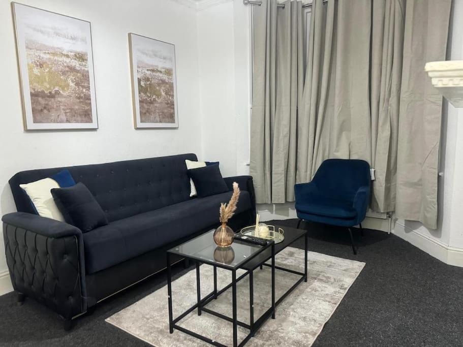 House By Araminta Houslow Apartment เฮาน์สโลว์ ภายนอก รูปภาพ