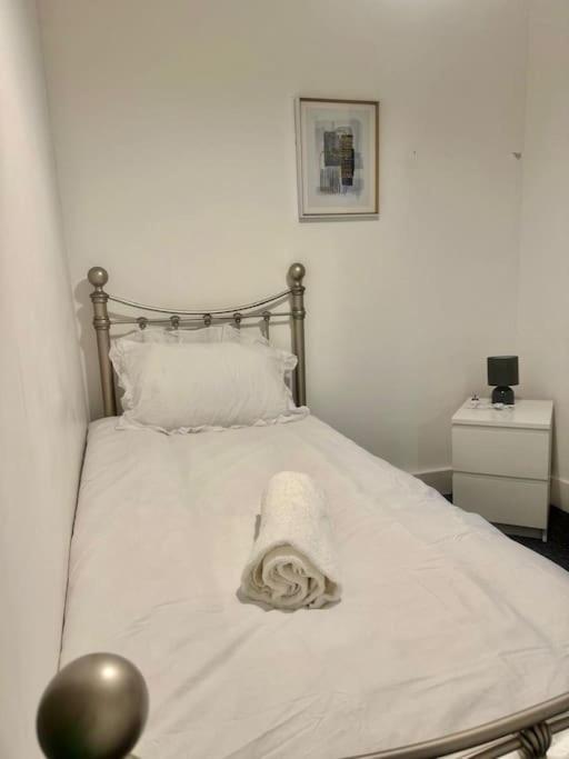 House By Araminta Houslow Apartment เฮาน์สโลว์ ภายนอก รูปภาพ