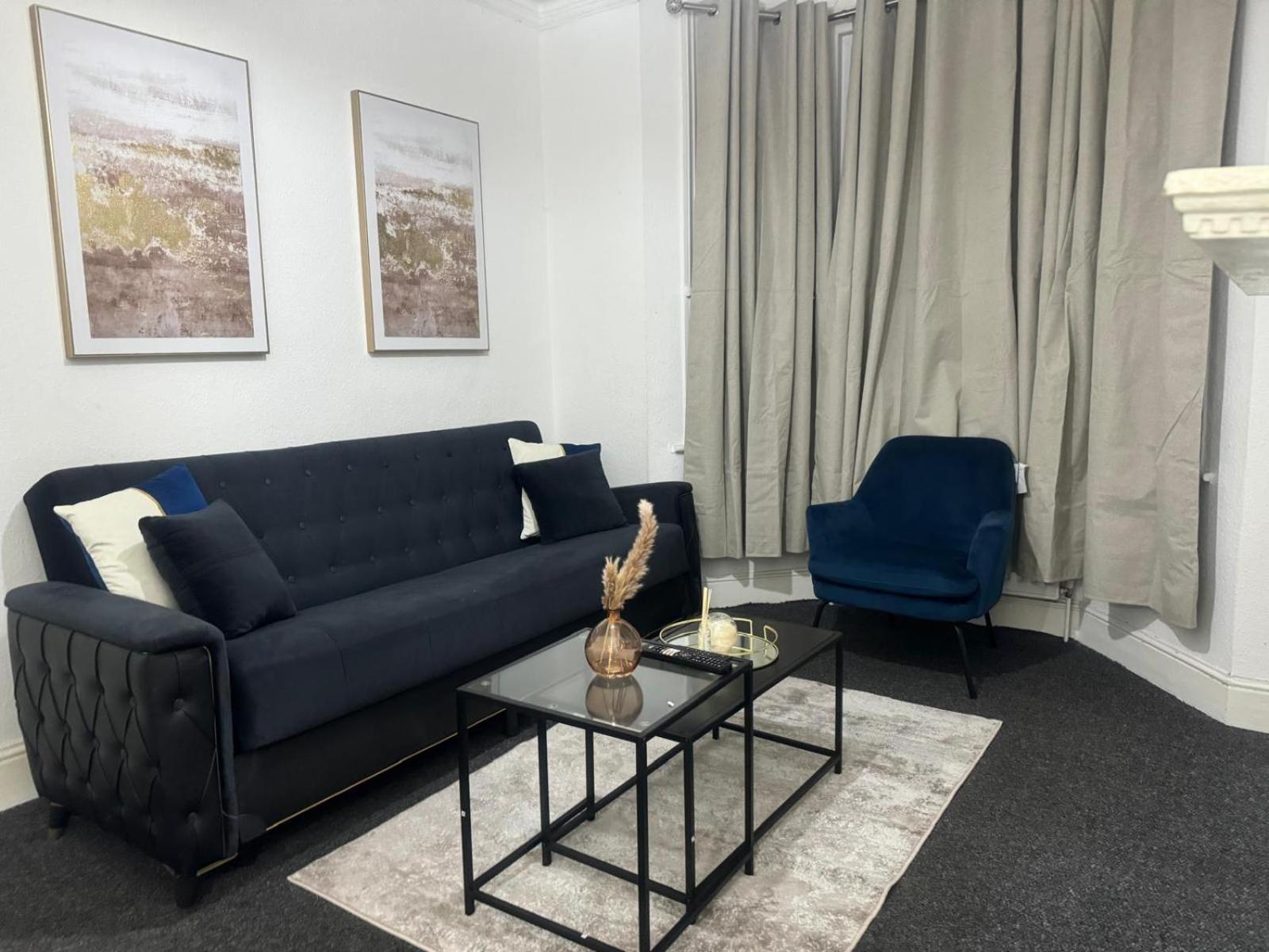 House By Araminta Houslow Apartment เฮาน์สโลว์ ภายนอก รูปภาพ